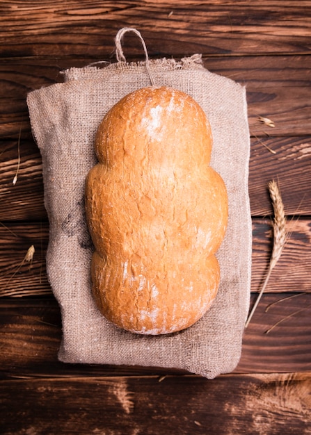 Widok z góry bochenek chleba na szmatce