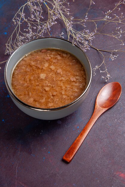 Widok z góry brązowa zupa wewnątrz płyty na powierzchni zupa posiłek warzywny jedzenie olej kuchenny
