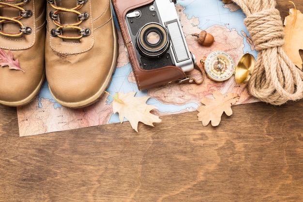 Bezpłatne zdjęcie widok z góry butów z aparatem i liną na jesień