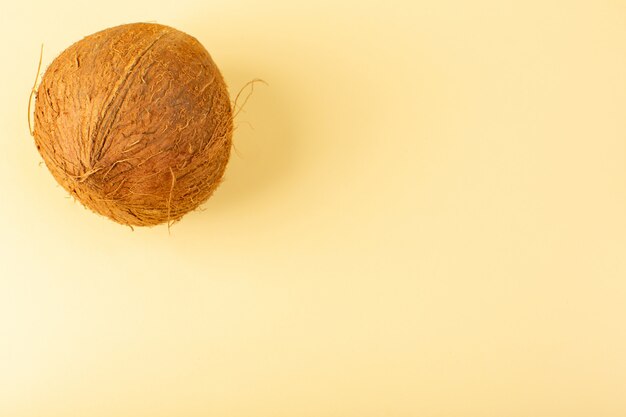 Widok z góry całego kokosowego całego mlecznego świeżego mellow wyizolowanych w kolorze kremowym