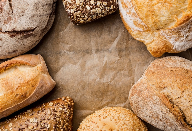 Widok z góry chleb pełnoziarnisty i chleb okrągły