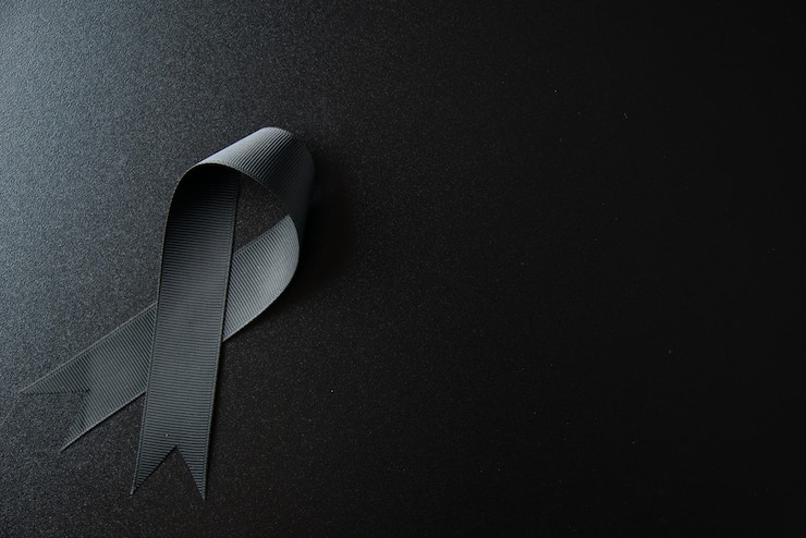 Bezpłatny plik Zdjęcie widok z góry czarnej kokardki na ciemnej ścianie