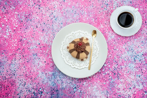 Widok z góry czekoladowe ciasteczka z filiżanką kawy na fioletowym tle ciasteczka ciasteczka słodkie