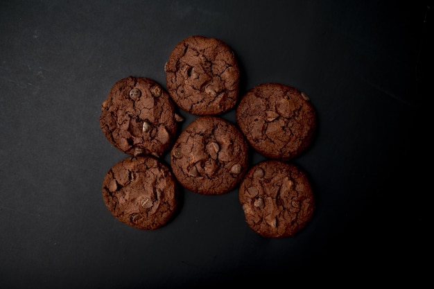 Widok z góry czekoladowych ciasteczek brownie na czarnym tle