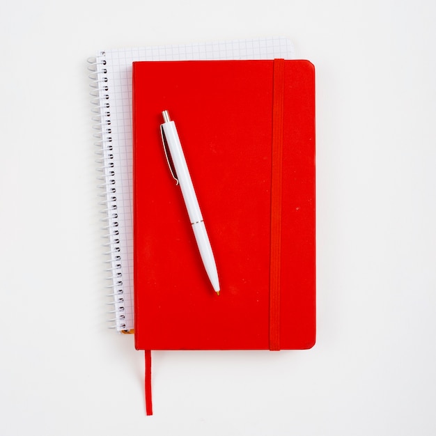 Widok z góry czerwony notatnik z białym tłem