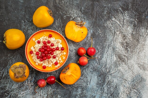 Widok z góry czerwonych porzeczek czerwonych porzeczek w misce jagody persimmons