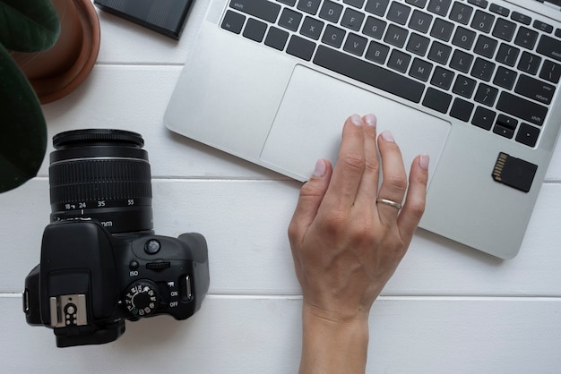 Bezpłatne zdjęcie widok z góry dłoni z aparatem fotograficznym