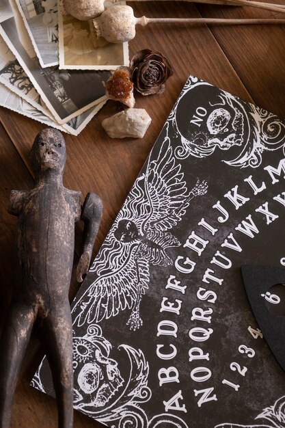 Widok z góry drewniana tablica ouija i stara lalka