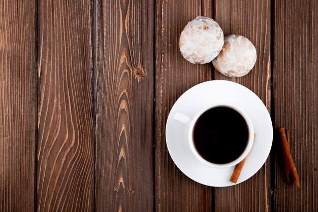 widok z góry Filiżanka kawy z cynamonem i piernikiem po prawej stronie z miejsca kopiowania na drewniane tła