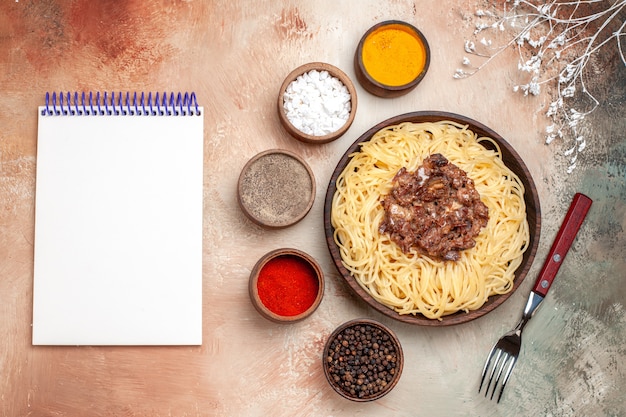 Widok z góry gotowane spaghetti z mielonym mięsem na lekkim stole makaronowym mąka z ciasta mięsnego