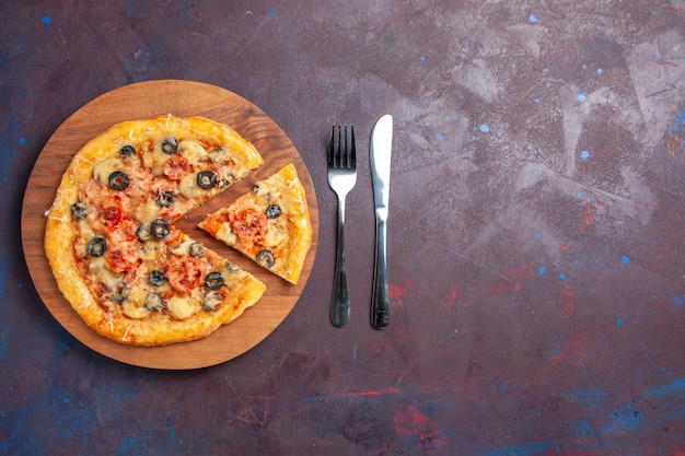 Widok z góry grzybowa pizza pokrojona w plasterki gotowane ciasto z serem i oliwkami na ciemnej powierzchni jedzenie włoska pizza piec ciasto posiłek