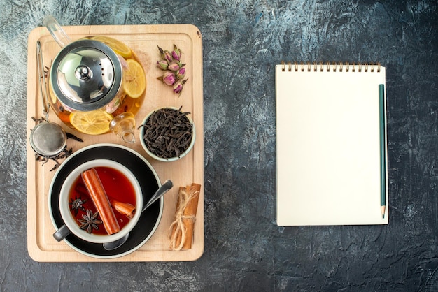 Widok z góry herbata cytrynowa w filiżance i czajnik na szarym tle ceremonia śniadania owocowego kolor jedzenie rano zdjęcie