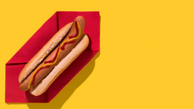 Widok z góry hot dog na przestrzeni kopii serwetki