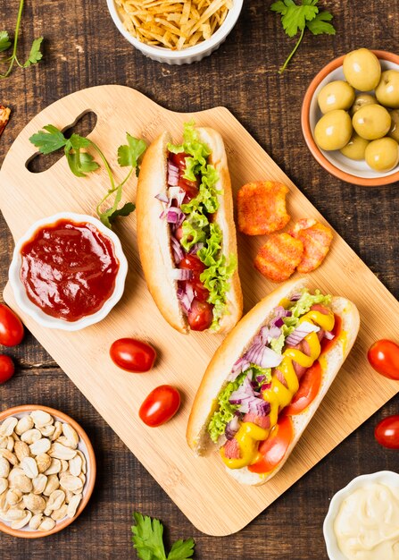 Widok z góry hot dogów na tablicy