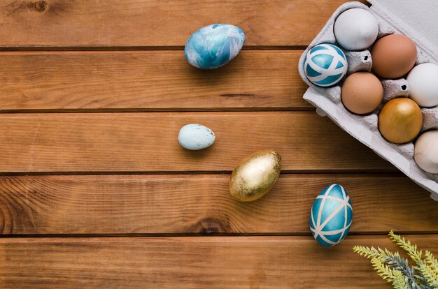 Widok z góry kartonu z jajkami na Wielkanoc