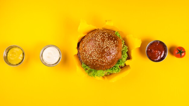 Widok z góry klasyczny burger z różnymi dipami