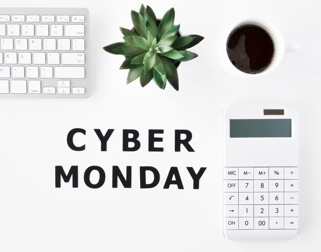 Widok z góry klawiatury z rośliną i kawą na cyber poniedziałek