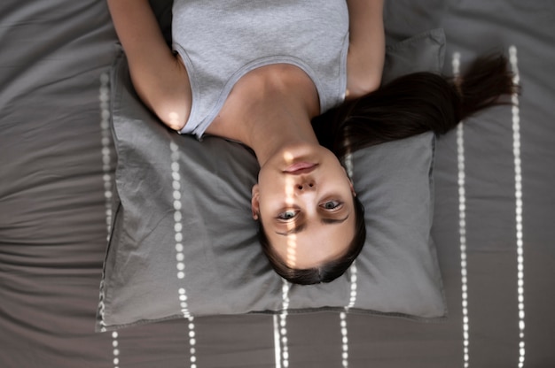 Bezpłatne zdjęcie widok z góry kobieta leżąca na poduszce