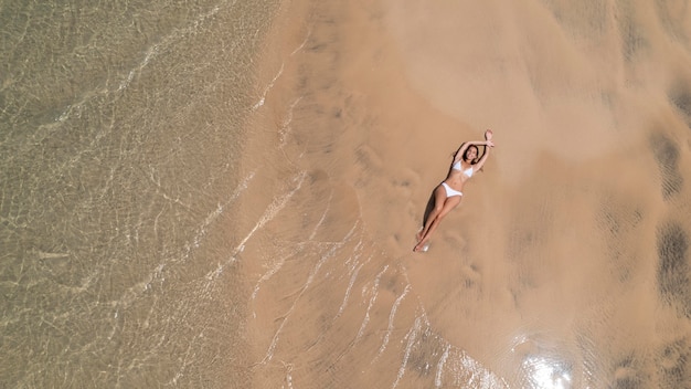 Widok z góry kobieta opalająca się na plaży?