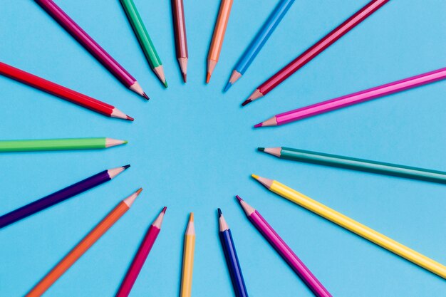 Widok z góry kolekcja kolorowych ołówków