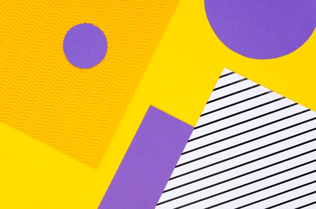 Widok z góry kolorowych geometrycznych kształtów papieru