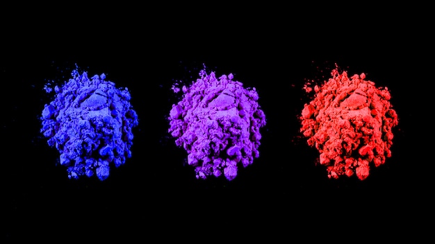 Widok z góry kolory czerwony, niebieski i fioletowy holi ułożone w rzędzie na czarnym tle
