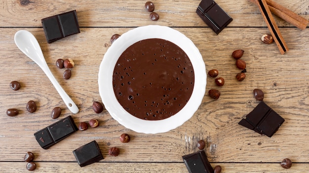Bezpłatne zdjęcie widok z góry kompozycji słodkiej czekolady