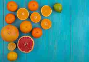 Bezpłatne zdjęcie widok z góry kopia przestrzeń limonka z klinami i cały pomarańczowy i grejpfrutowy na turkusowym tle