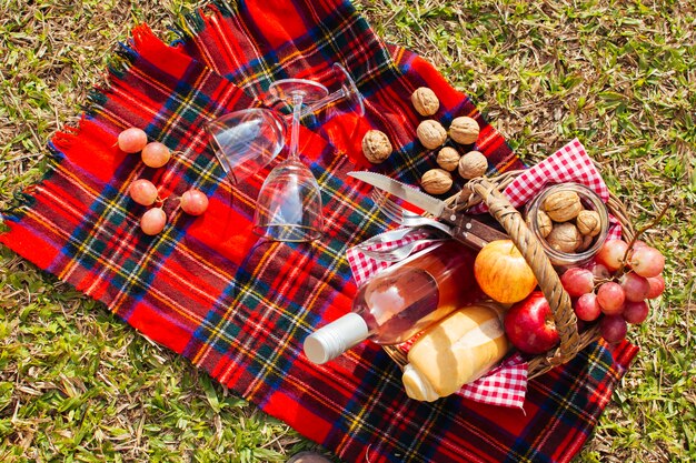 Widok z góry kosz pełen smakołyków gotowy na piknik