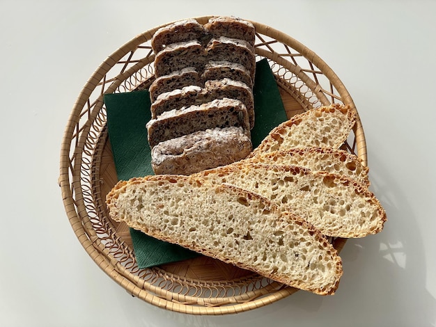 Bezpłatne zdjęcie widok z góry kosza z dwoma rodzajami chleba na białym stole