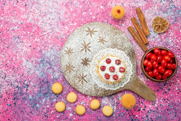 Bezpłatne zdjęcie widok z góry kremowe ciasto ze świeżą czerwoną żurawiną wraz z cynamonowymi ciasteczkami na jasnej podłodze herbatniki słodkie owoce jagodowe