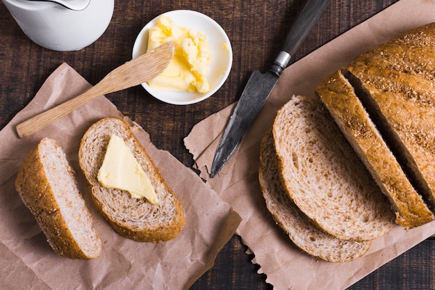 Widok z góry kromki chleba z masłem i nożem