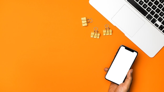 Widok z góry makieta smartphone z pomarańczowym tłem