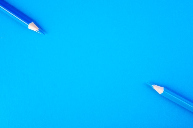 Widok z góry miejsca kopiowania niebieskie ołówki na niebieskim tle
