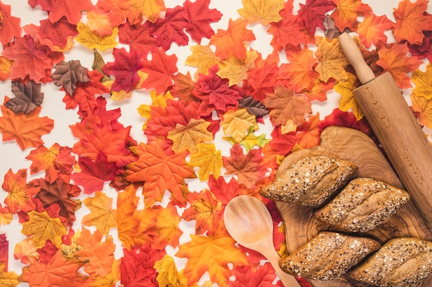 Widok Z Góry Na Asortyment żywności Z Naczyniami Kuchennymi