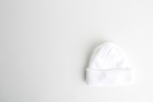 Widok z góry na białą wełnianą czapkę dla niemowląt