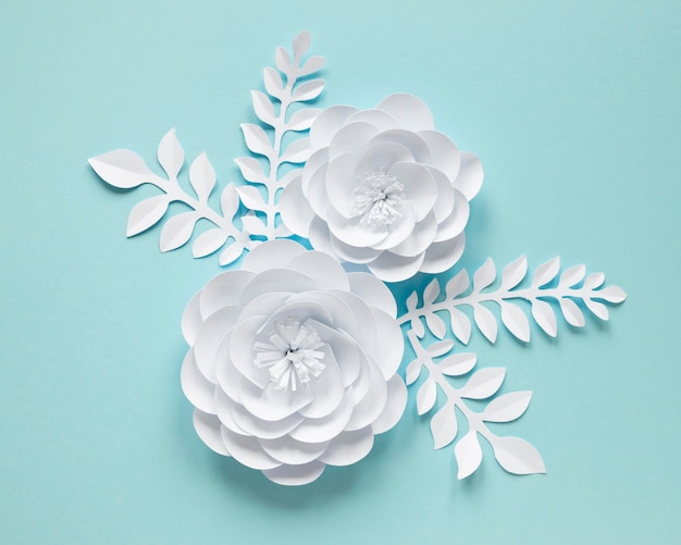 Widok z góry na białe papierowe kwiaty na dzień kobiet