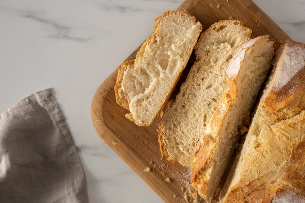 Widok z góry na chleb na desce do krojenia
