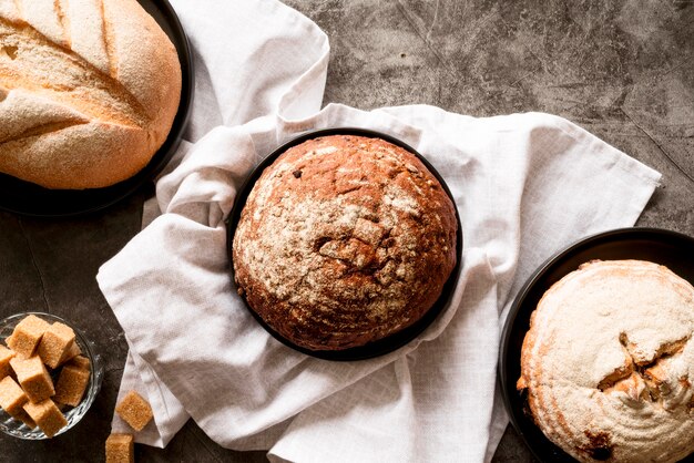 Widok z góry na chleb z ręcznikiem kuchennym