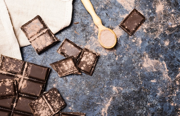 Bezpłatne zdjęcie widok z góry na czekoladowe tabletki ze szmatką i łyżką
