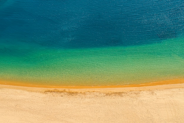 Widok z góry na czystą Playa de Las Teresitas. Słynna plaża na północy Teneryfy, w pobliżu Santa Cruz. Tylko jedna plaża ze złotym piaskiem z pustyni Sahara. Wyspy Kanaryjskie, Hiszpania