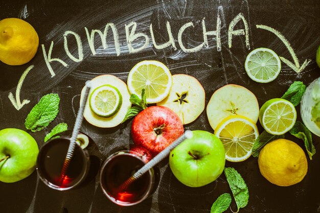 Bezpłatne zdjęcie widok z góry na domową kombucha z owocami