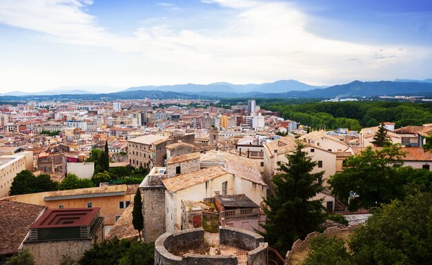 Widok z góry na europejskie miasto. Girona