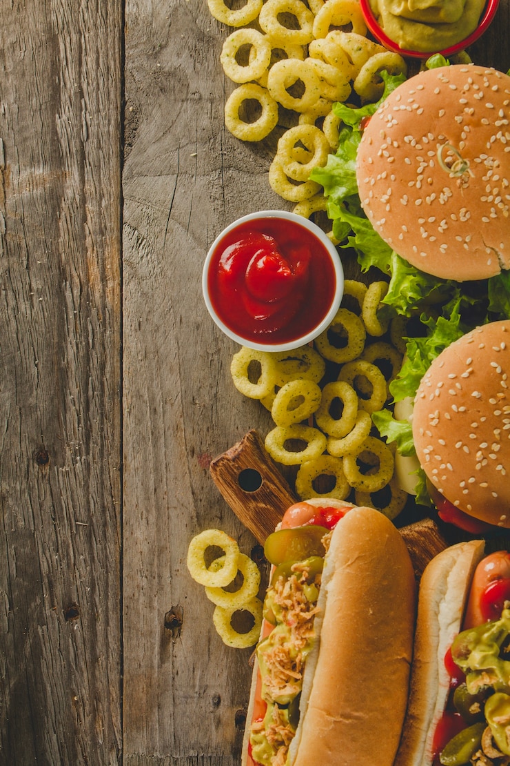 Bezpłatny plik Zdjęcie widok z góry na hamburgery i hot-dogi