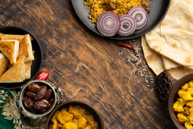 Bezpłatne zdjęcie widok z góry na indyjskie jedzenie z miejsca na kopię
