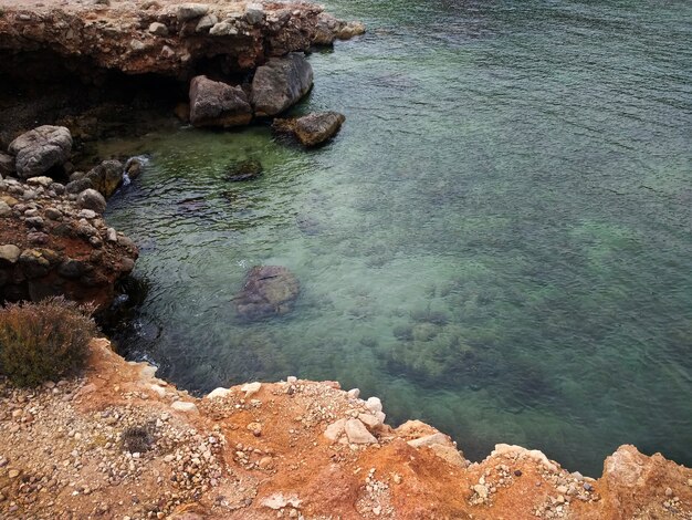 Widok z góry na kamienistą plażę na Ibizie w Hiszpanii