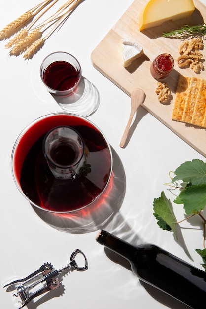 Bezpłatne zdjęcie widok z góry na kieliszek do wina i karafkę