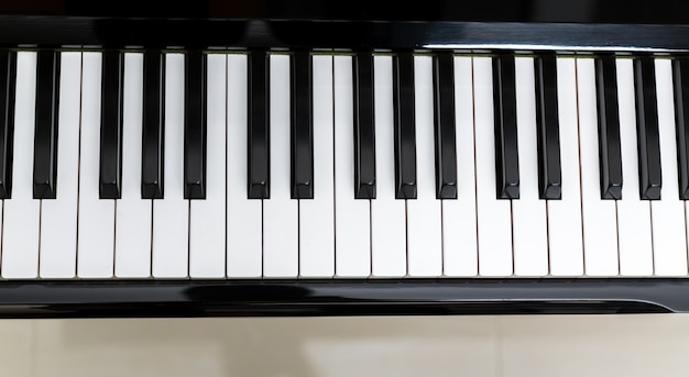 Bezpłatne zdjęcie widok z góry na klawiszach fortepianu