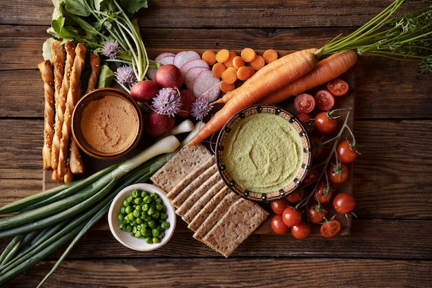 Widok z góry na kolorowy hummus