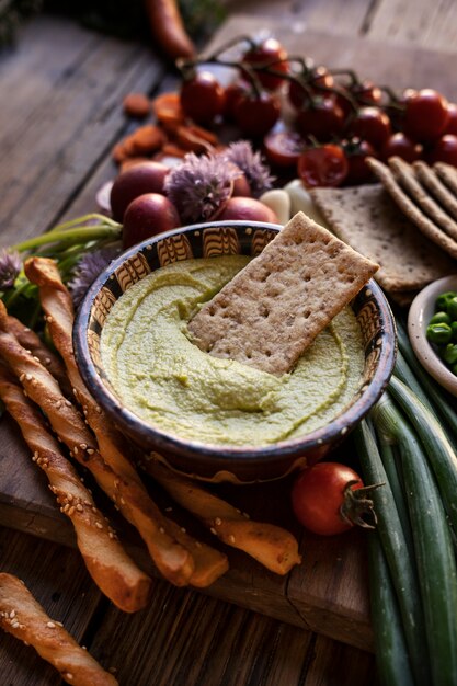 Widok z góry na kolorowy hummus